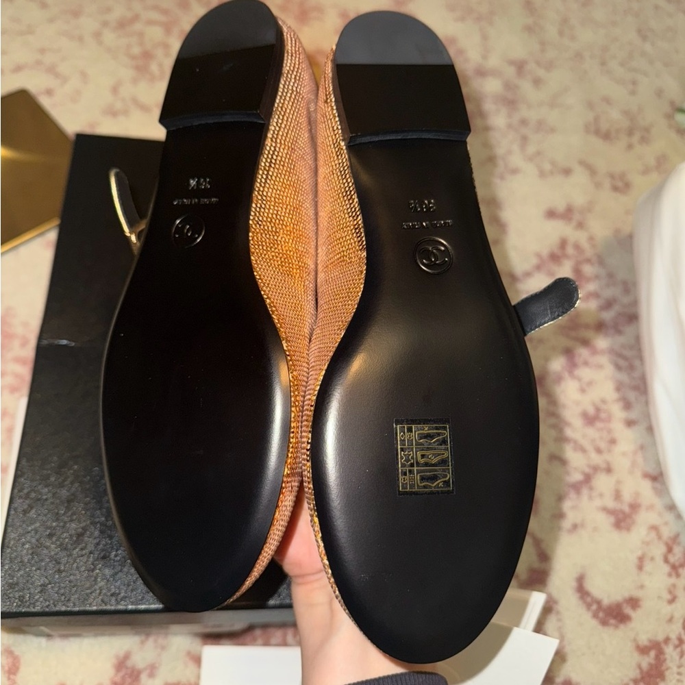 Chanel Gold Women's Shoes

Chanel Gold Mary Jane Flats 36.5 RARE!! 25S BNIB - Picture 6 of 6